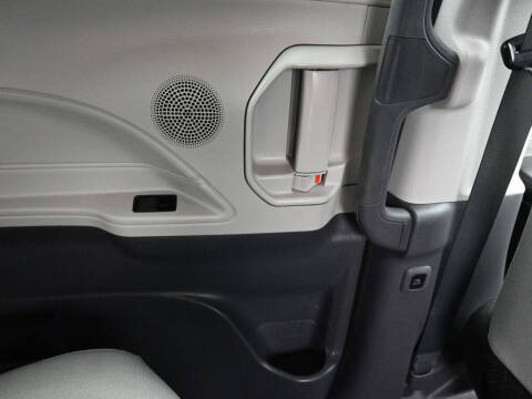 2022 Toyota Sienna LE 8-Passenger