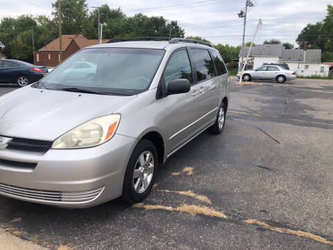 2005 Toyota Sienna for sale at Mike Hunter Auto Sales in Terre Haute IN