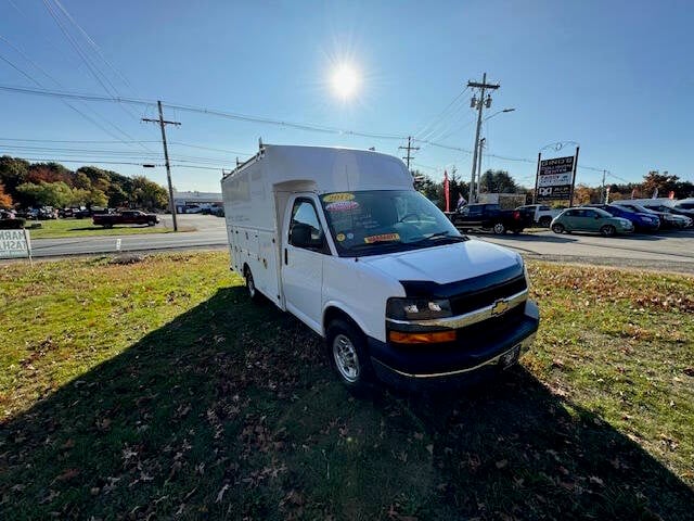 2017 Chevrolet Express Cutaway Base photo 2