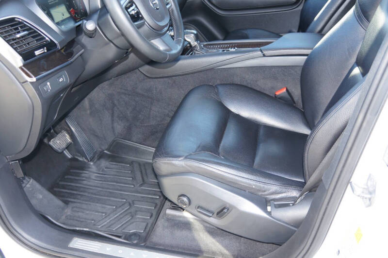 2016 Volvo XC90 T6 Momentum