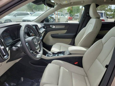 2024 Volvo XC40 B5 Ultimate Dark Theme