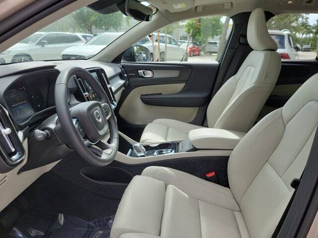 2024 Volvo XC40 B5 Ultimate Dark Theme