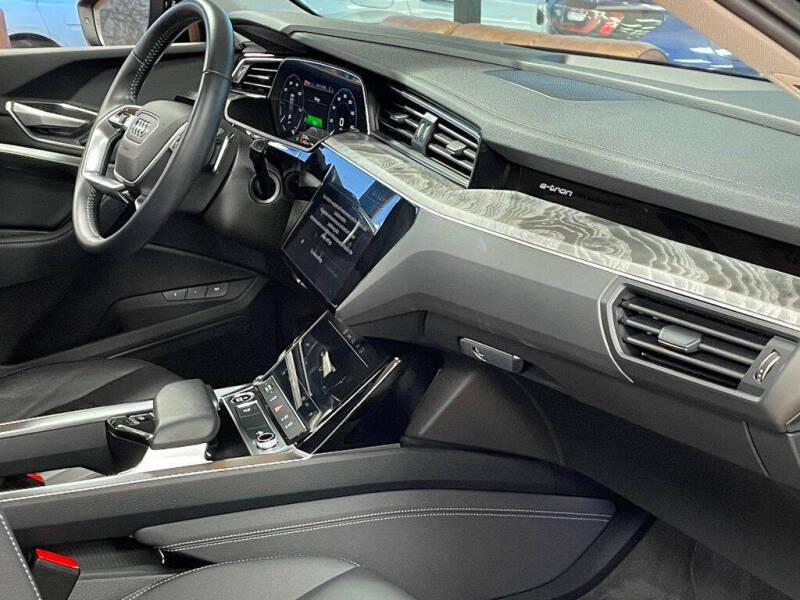 2021 Audi e-tron quattro Premium