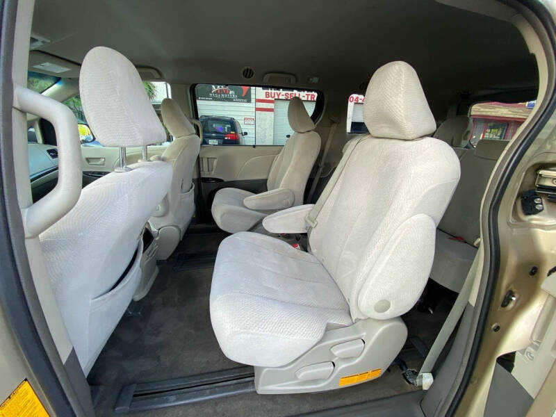 2012 Toyota Sienna LE 8-Passenger
