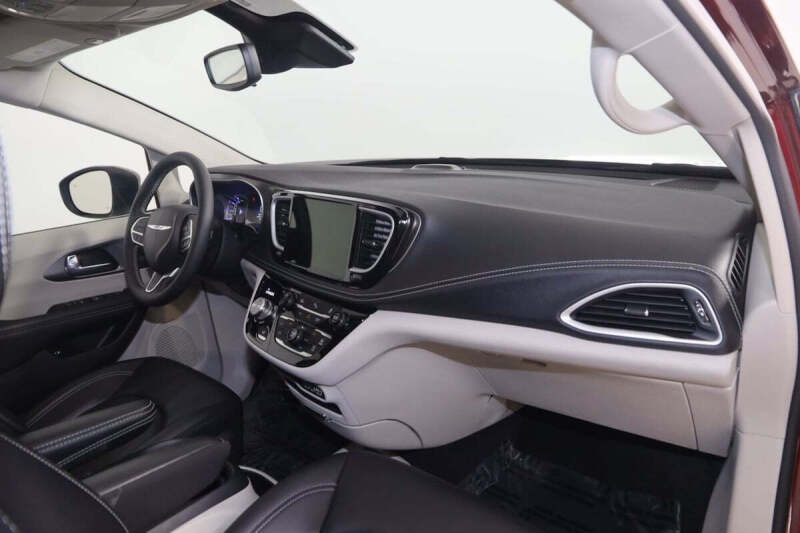 2023 Chrysler Pacifica Plug-In Hybrid Touring L