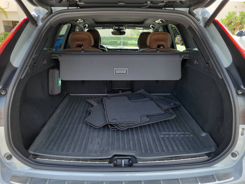 2024 Volvo XC60 B5 Plus Dark Theme