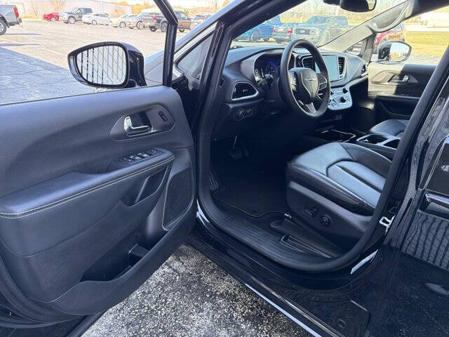 2025 Chrysler Pacifica Select