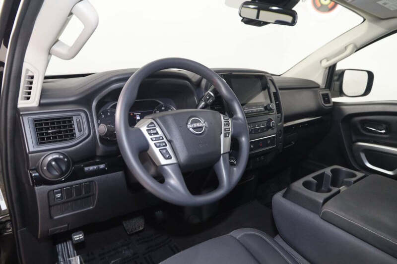 2023 Nissan Titan SV