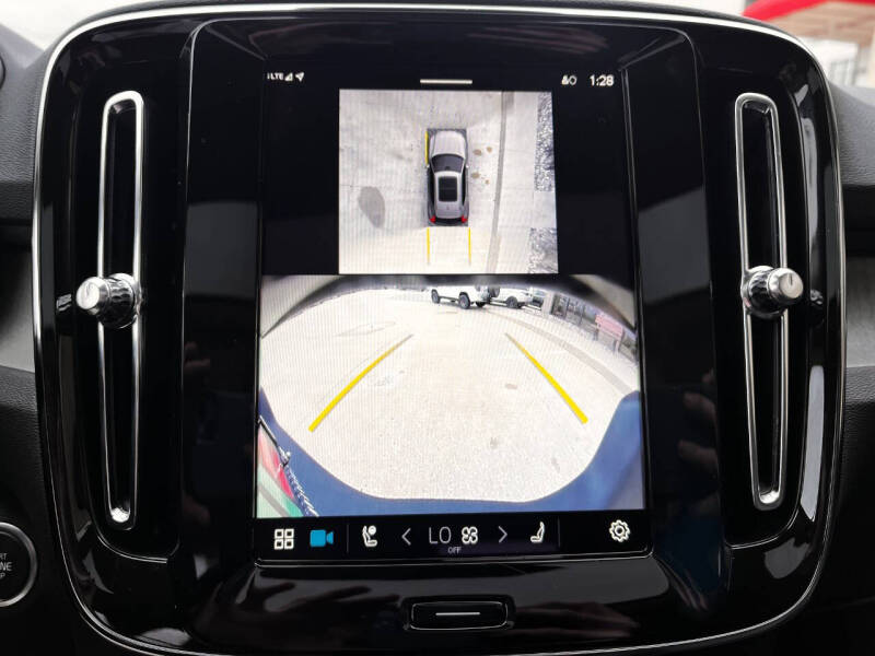 2025 Volvo XC40 B5 Plus Dark Theme