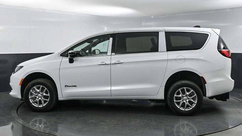 2025 Chrysler Voyager LX