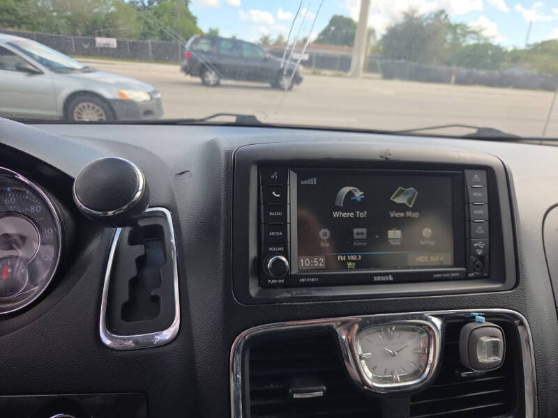 2014 Chrysler Town and Country Touring-L