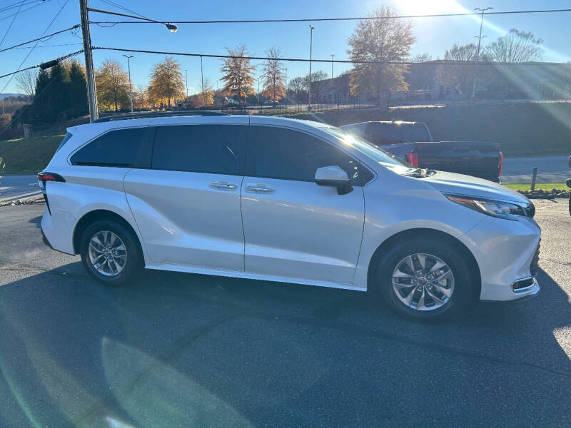 2022 Toyota Sienna XLE 8-Passenger