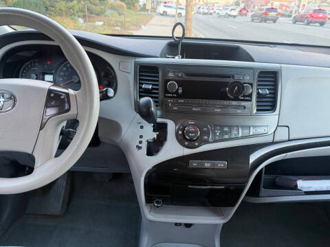 2014 Toyota Sienna LE 8-Passenger