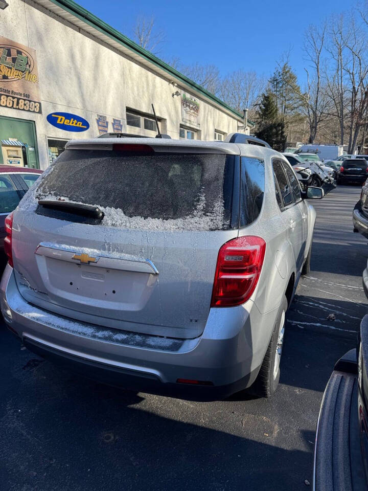 2017 Chevrolet Equinox LT photo 2