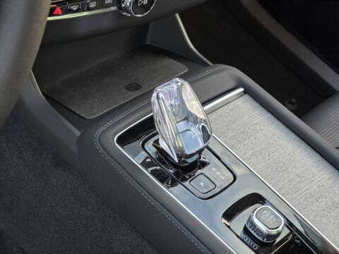 2025 Volvo XC90 T8 Ultra Bright Theme 7P