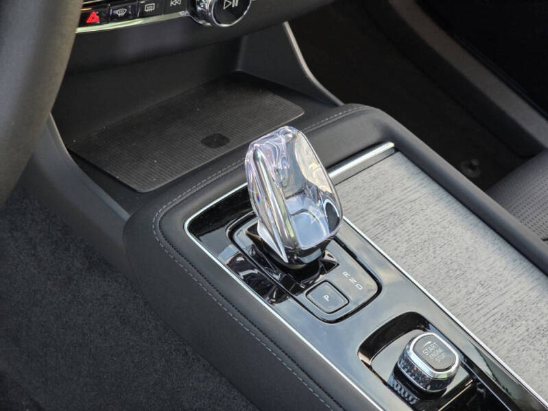 2025 Volvo XC90 T8 Ultra Bright Theme 7P