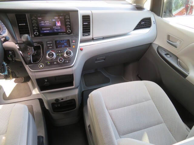 2020 Toyota Sienna LE Mobility 7-Passenger