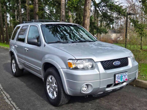 2007 Ford Escape for sale at CLEAR CHOICE AUTOMOTIVE in Milwaukie OR