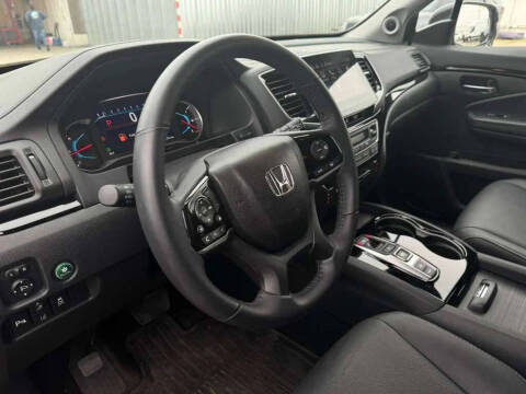 2022 Honda Pilot Touring w/Rear Captain's Chairs