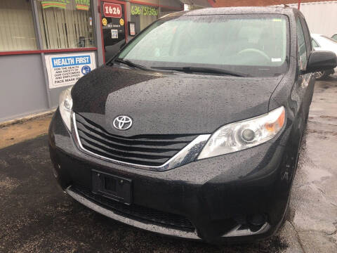 2012 Toyota Sienna for sale at Best Deal Motors in Saint Charles MO