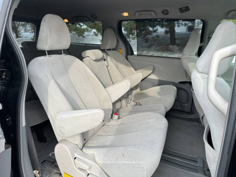 2014 Toyota Sienna LE 8-Passenger