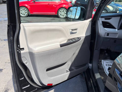 2016 Toyota Sienna LE 8-Passenger