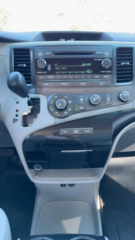 2012 Toyota Sienna LE 7-Passenger