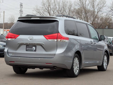 2014 Toyota Sienna XLE 7-Passenger Auto Access Seat