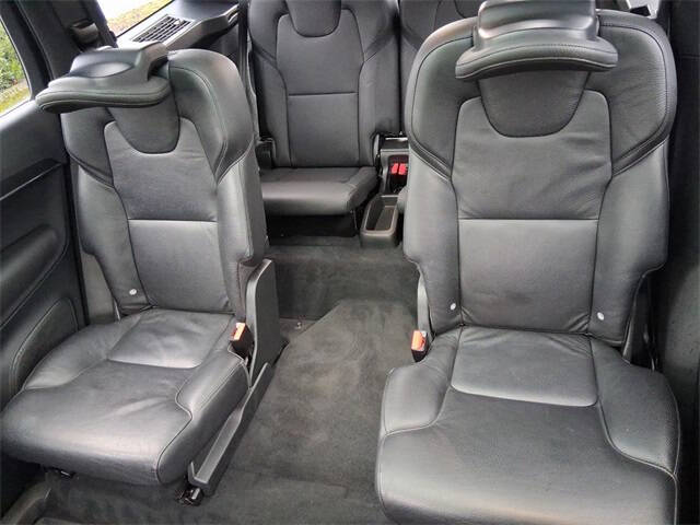 2020 Volvo XC90 T6 Momentum 6-Passenger