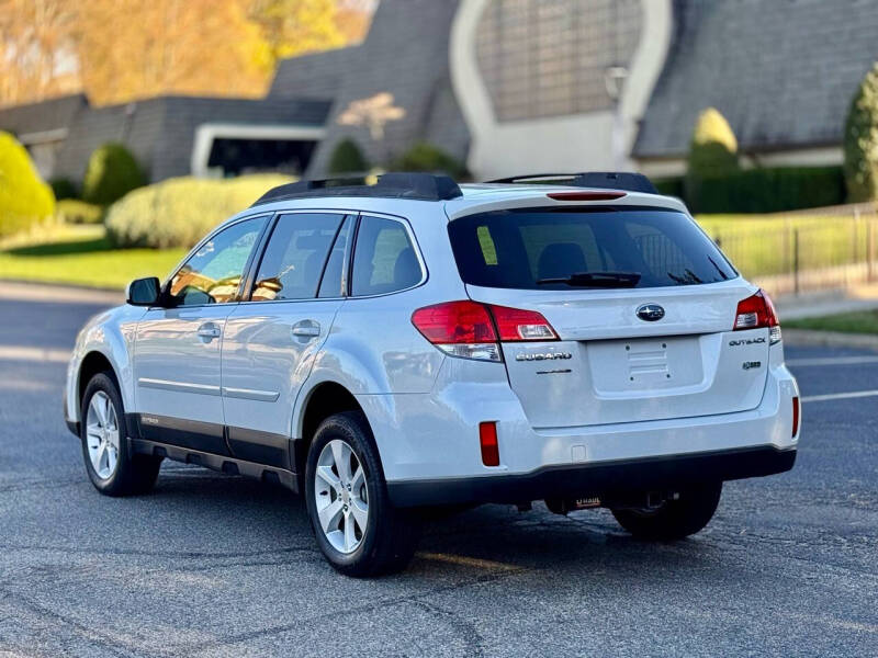 2013 Subaru Outback Premium photo 8