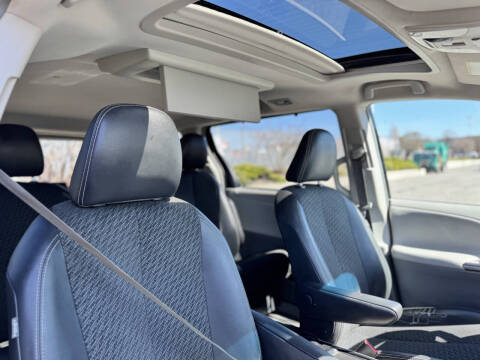 2012 Toyota Sienna SE 8-Passenger