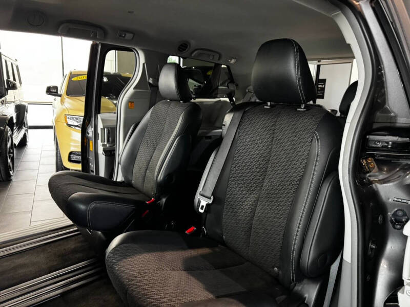 2013 Toyota Sienna SE 8-Passenger