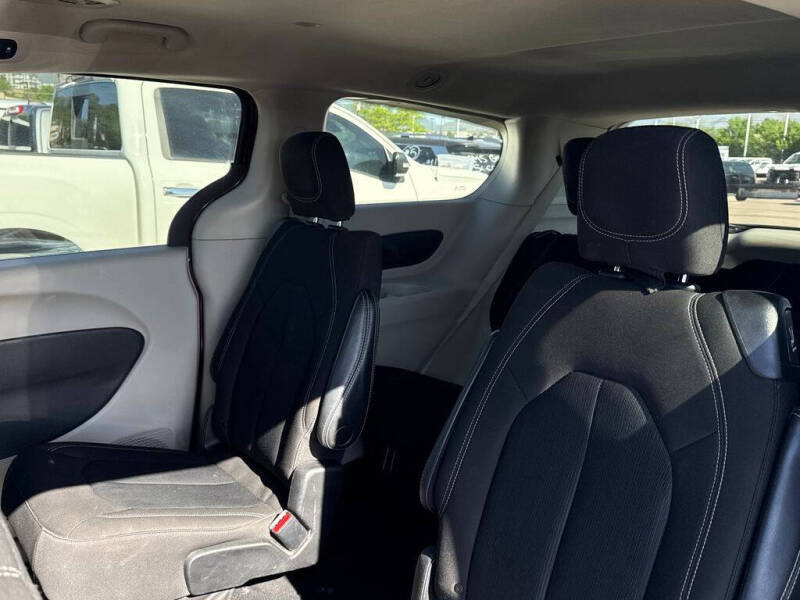 2022 Chrysler Voyager LX