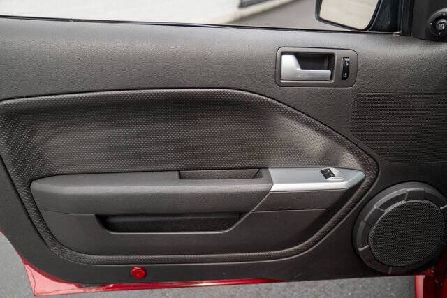 2006 Ford Mustang 16