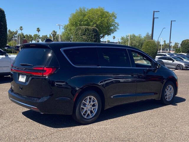 2027 Chrysler Pacifica Select
