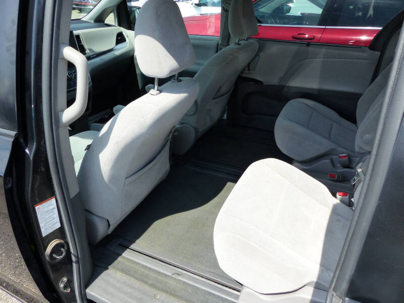 2017 Toyota Sienna LE 8-Passenger