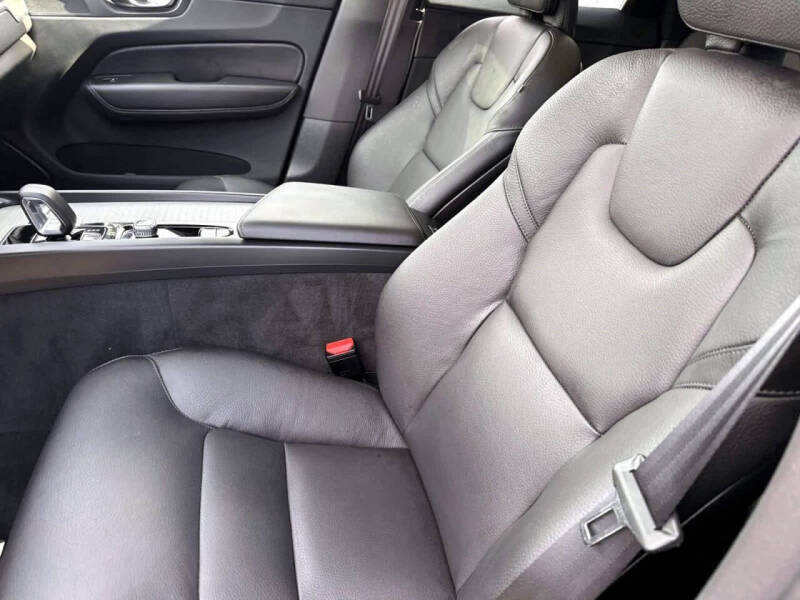 2025 Volvo XC60 B5 Plus Dark Theme