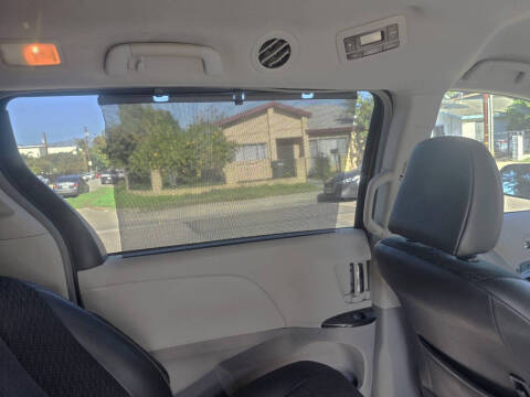 2013 Toyota Sienna SE 8-Passenger