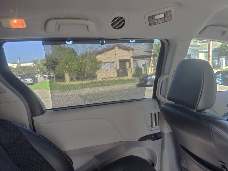 2013 Toyota Sienna SE 8-Passenger