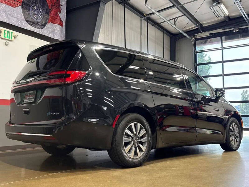 2024 Chrysler Pacifica Plug-In Hybrid Select