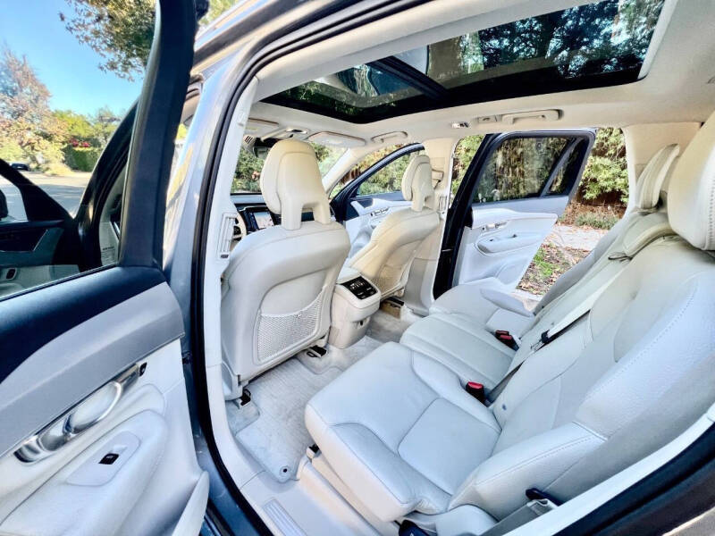 2016 Volvo XC90 T6 Momentum