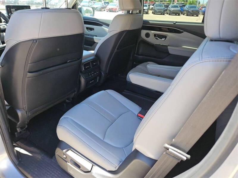2023 Honda Pilot EX-L w/Rear Captain's Chairs
