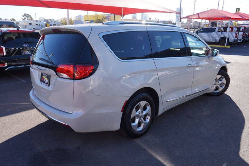 2017 Chrysler Pacifica Touring-L Plus