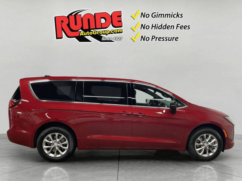 2027 Chrysler Pacifica Select