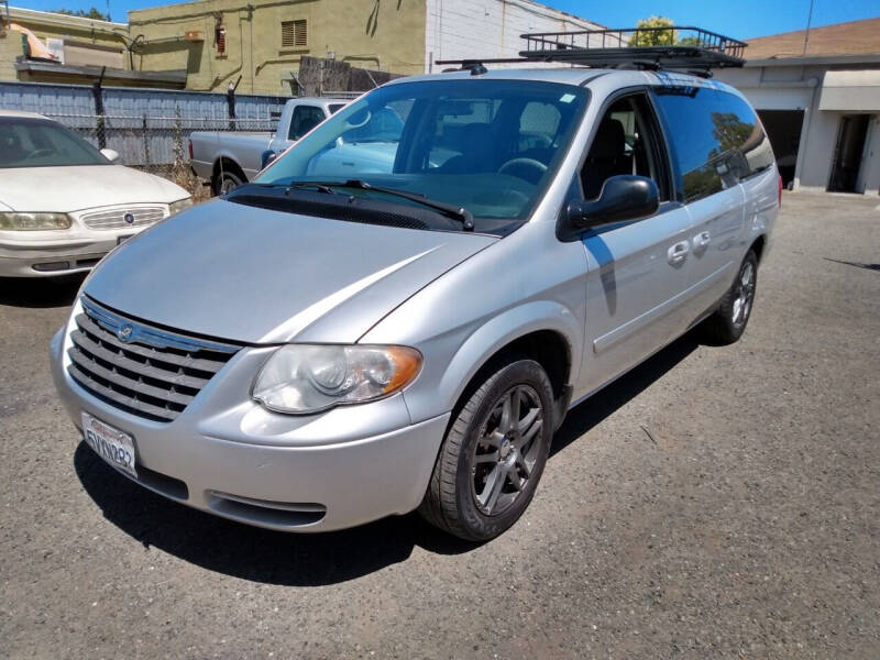 2005 Chrysler Town and Country LX