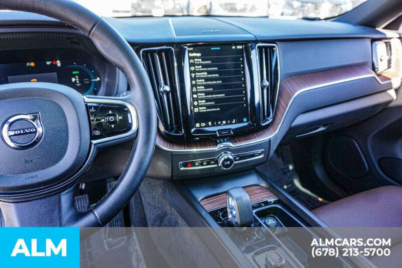 2024 Volvo XC60 Recharge T8 Plus Dark Theme