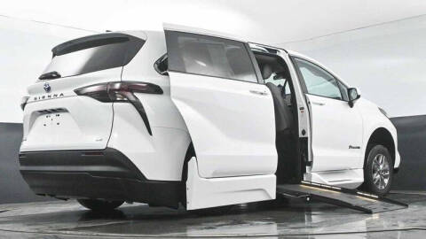 2025 Toyota Sienna LE 8-Passenger