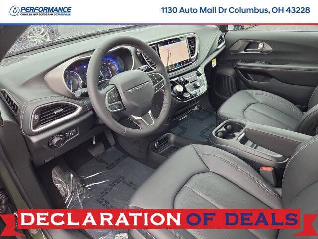 2027 Chrysler Pacifica Select