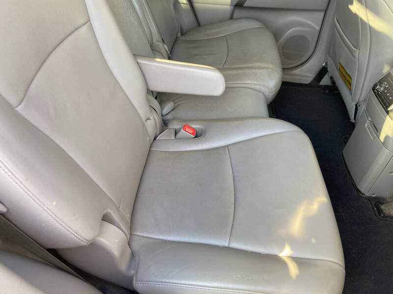 Image 8 of 2013 Toyota Highlander SE