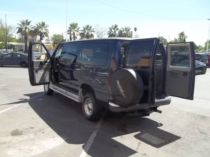 2003 Ford Econoline Wagon XLT photo 62